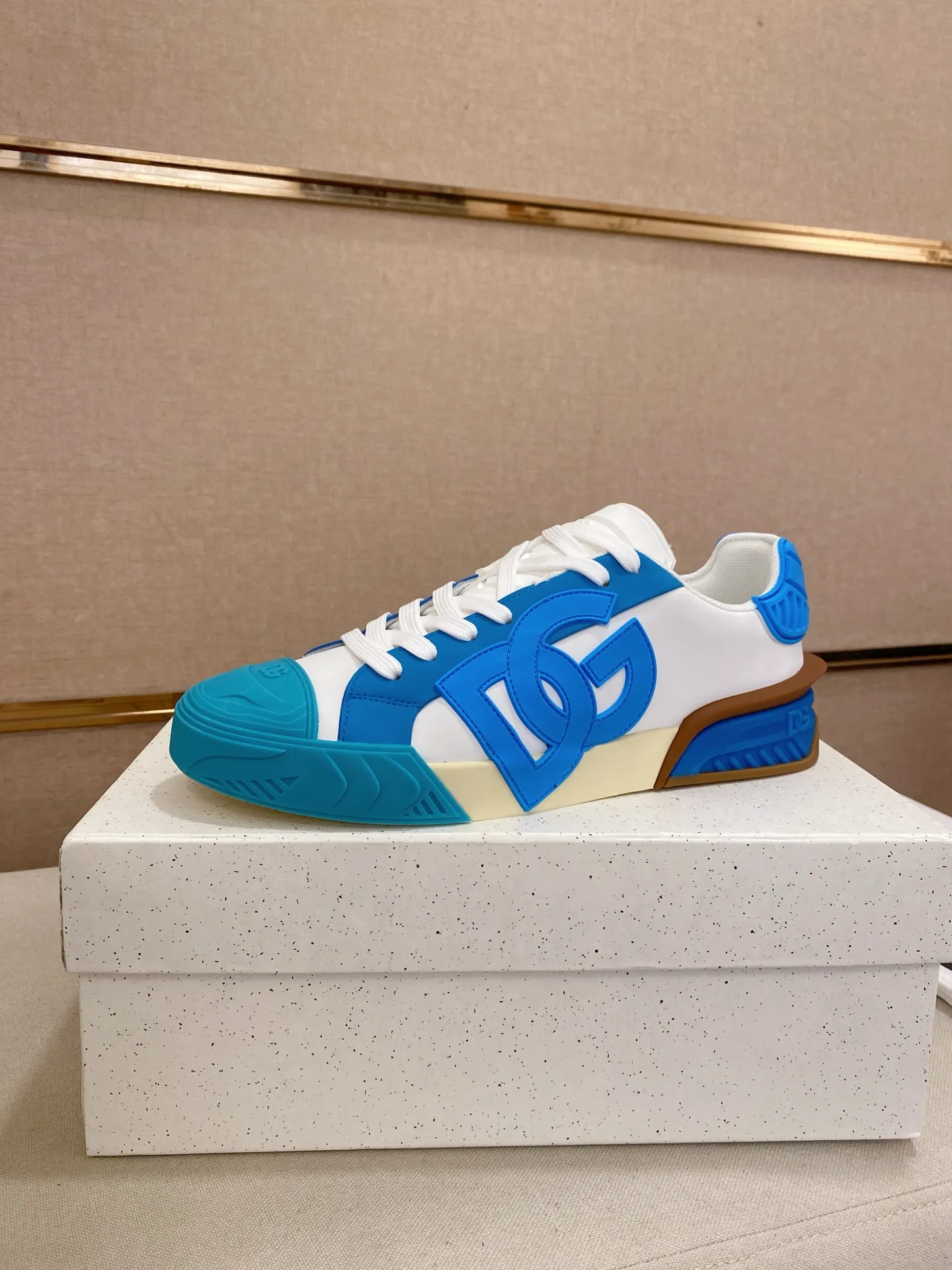 Men's shoes 💰: 660💰 (top quality) The latest sports style DG hot model recommendation, 👉 first launch of men's shoes 😻 I am really crazy about it, top design, impeccable comfort, absolute best-seller, imported cowhide upper, full cowhide lining🐂. Original replica, the latest cool outsole 💥👟Number of codes: 38-44 (45/custom-made, non-refundable)